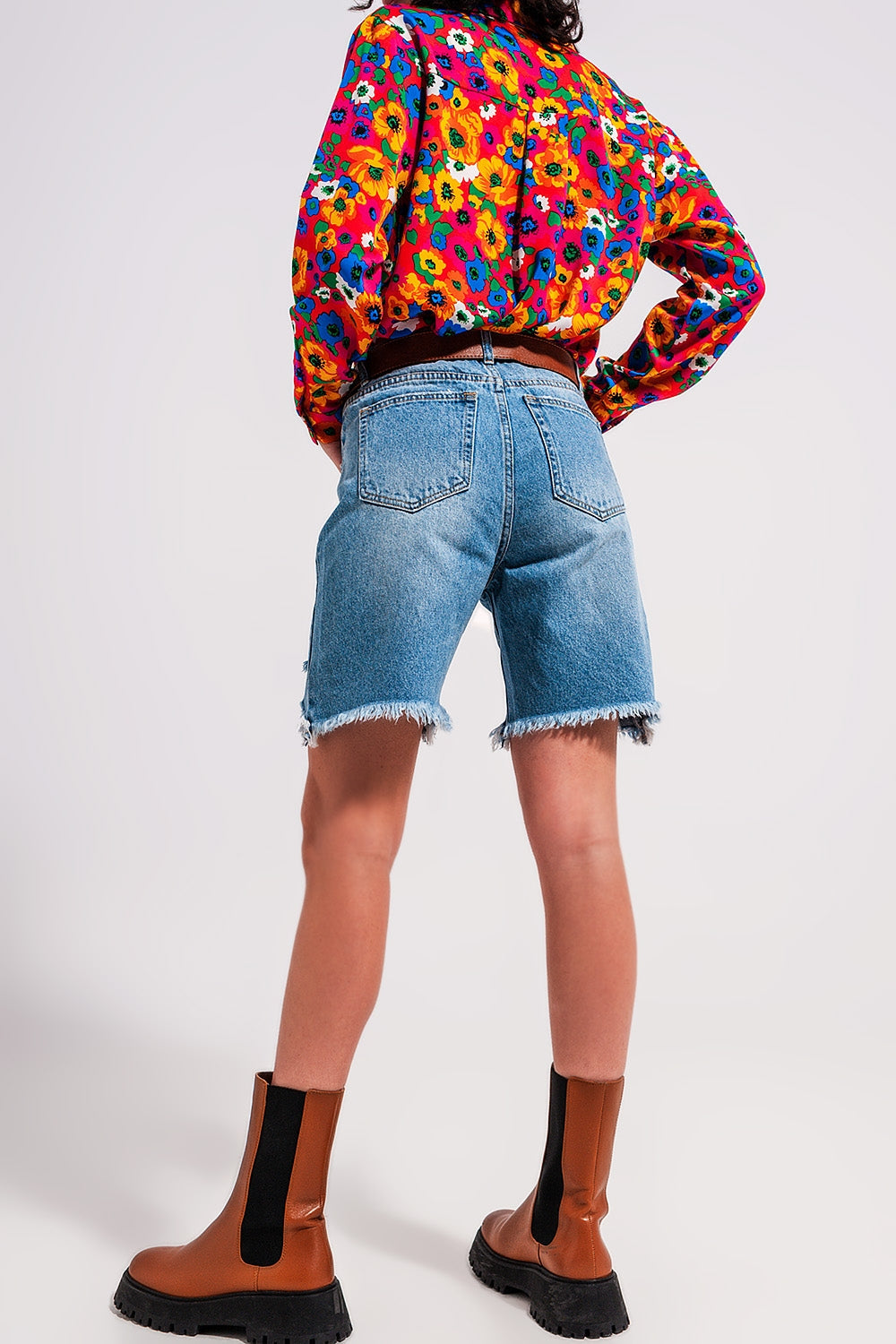 Shorts vaqueros azul claro con detalles deshilachados Q2