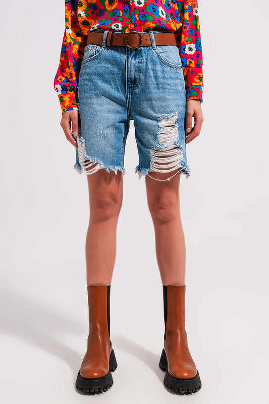 Q2 Shorts vaqueros azul claro con detalles deshilachados