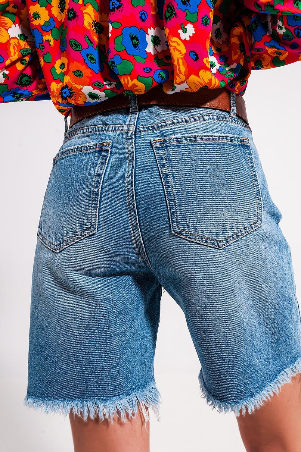 Shorts vaqueros azul claro con detalles deshilachados Q2