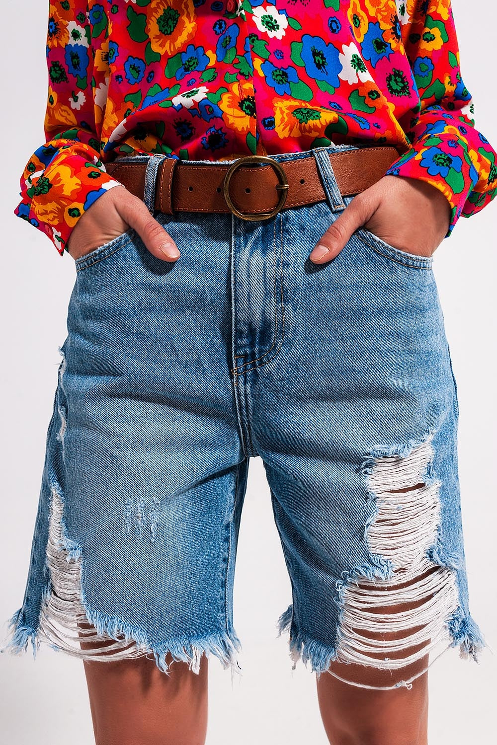 Shorts vaqueros azul claro con detalles deshilachados Q2