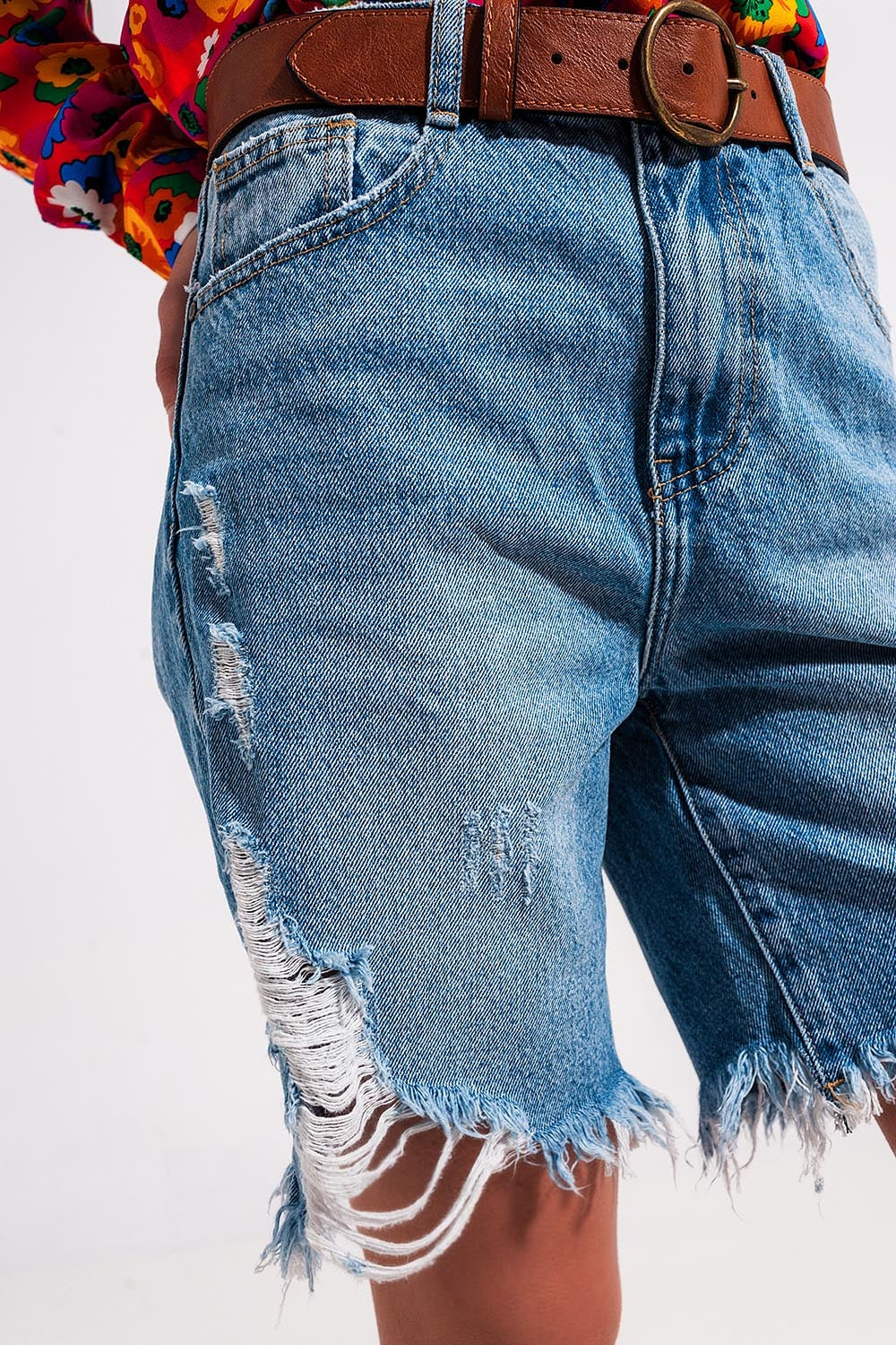 Shorts vaqueros azul claro con detalles deshilachados Q2