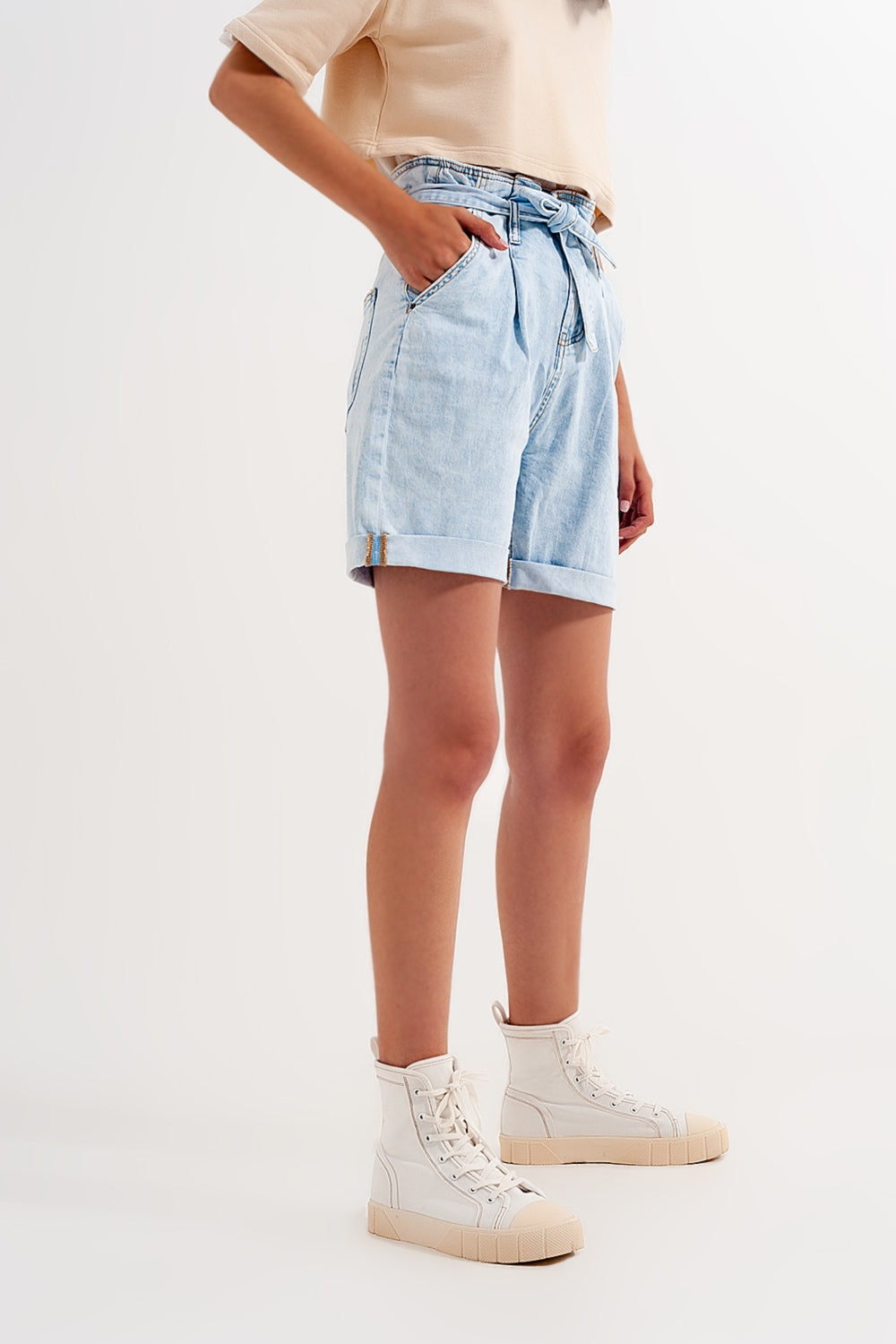 Shorts vaqueros con lavado azul claro y lazada en la cintura Q2