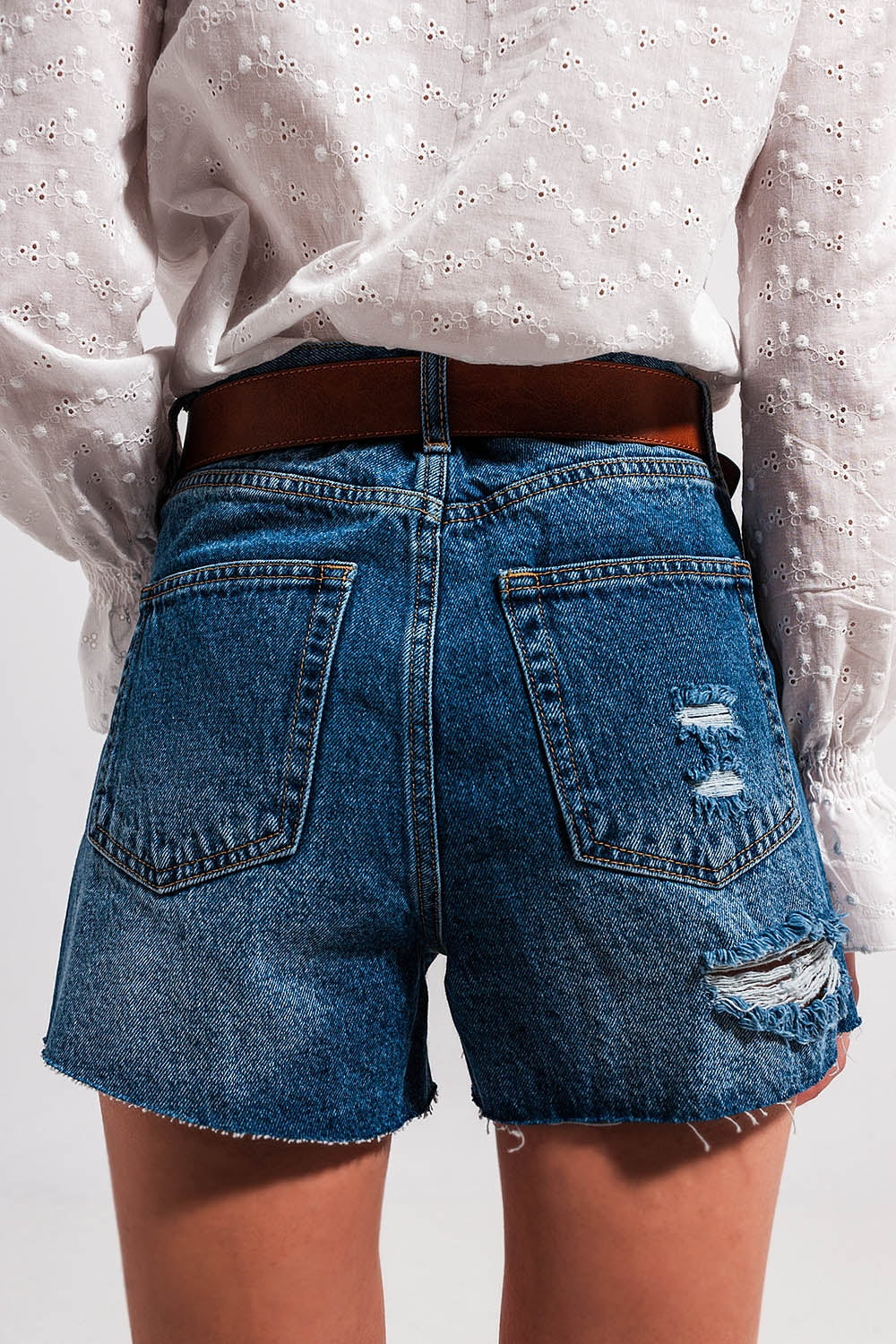 Shorts vaqueros con lavado medio de talle alto con diseño rasgado Q2