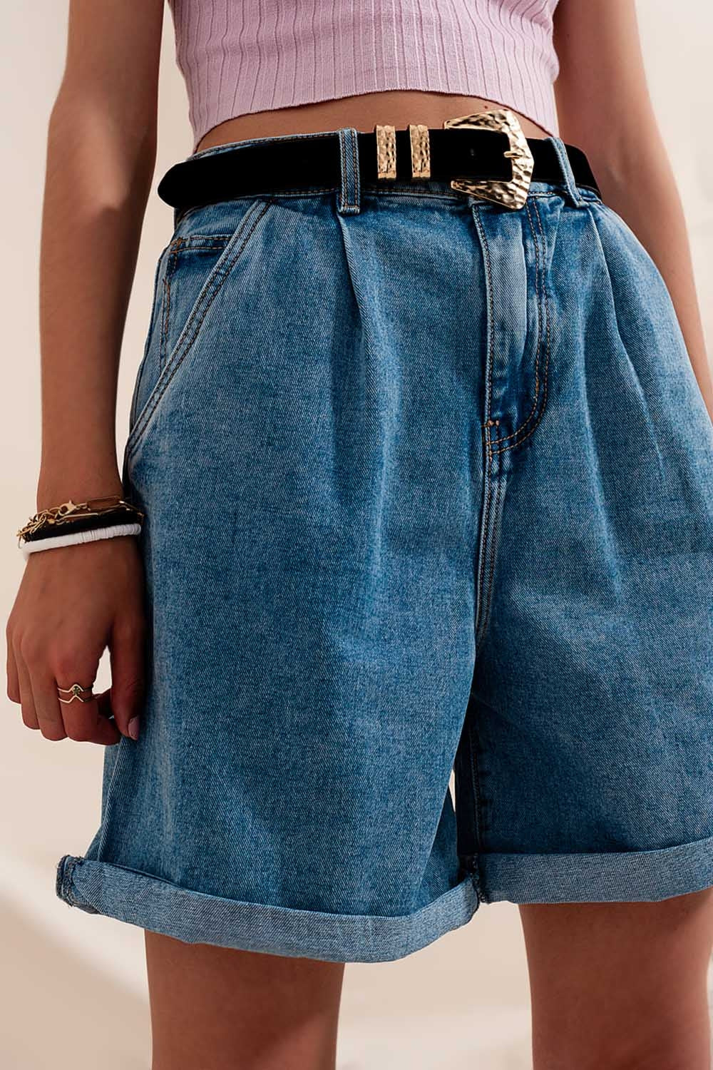 Shorts vaqueros con lavado medio y pinzas de tiro alto Q2