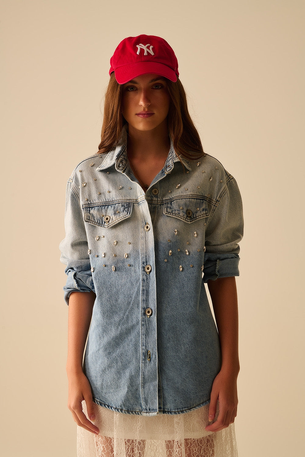Sobrecamisa vaquera con bolsillos en el pecho y detalles bordados de strass Q2