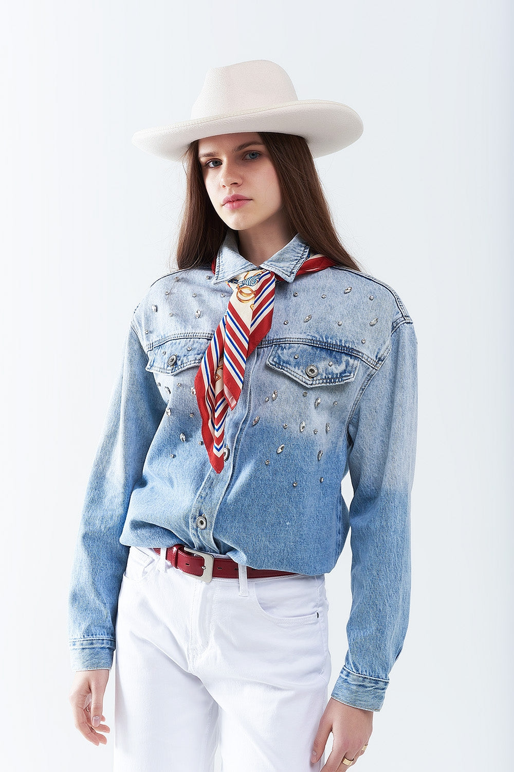 Sobrecamisa vaquera con bolsillos en el pecho y detalles bordados de strass Q2