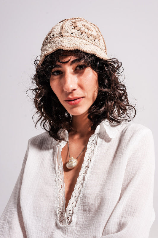Q2 Sombrero de pescador beige con detalle de margarita de croché