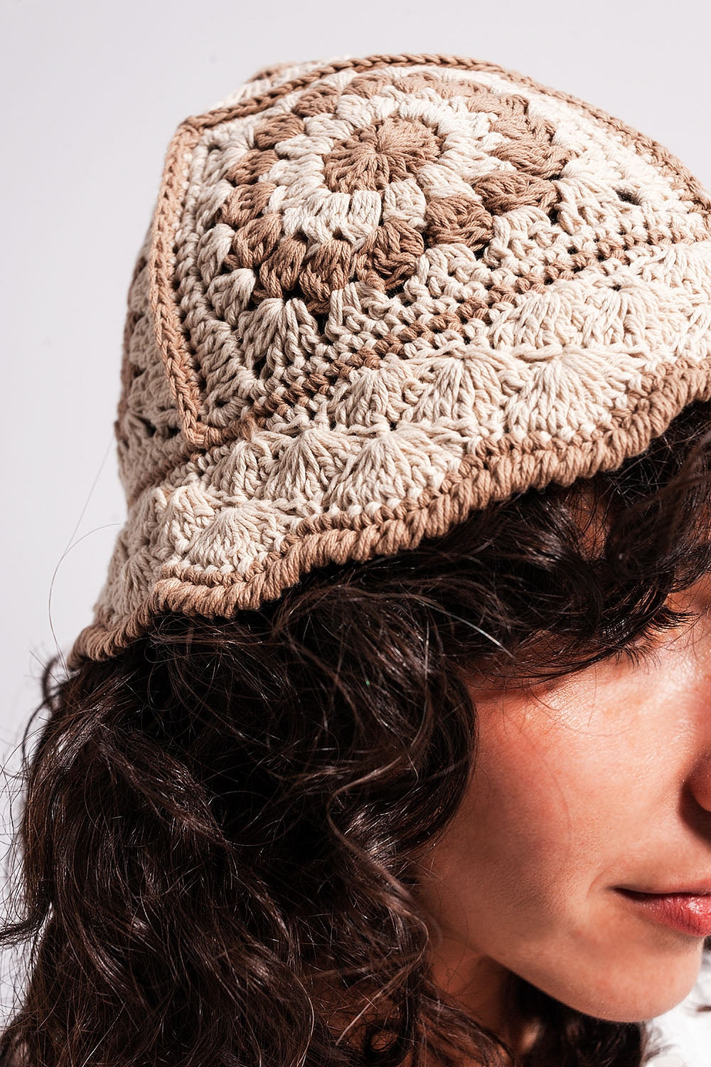 Sombrero de pescador beige con detalle de margarita de croché Q2
