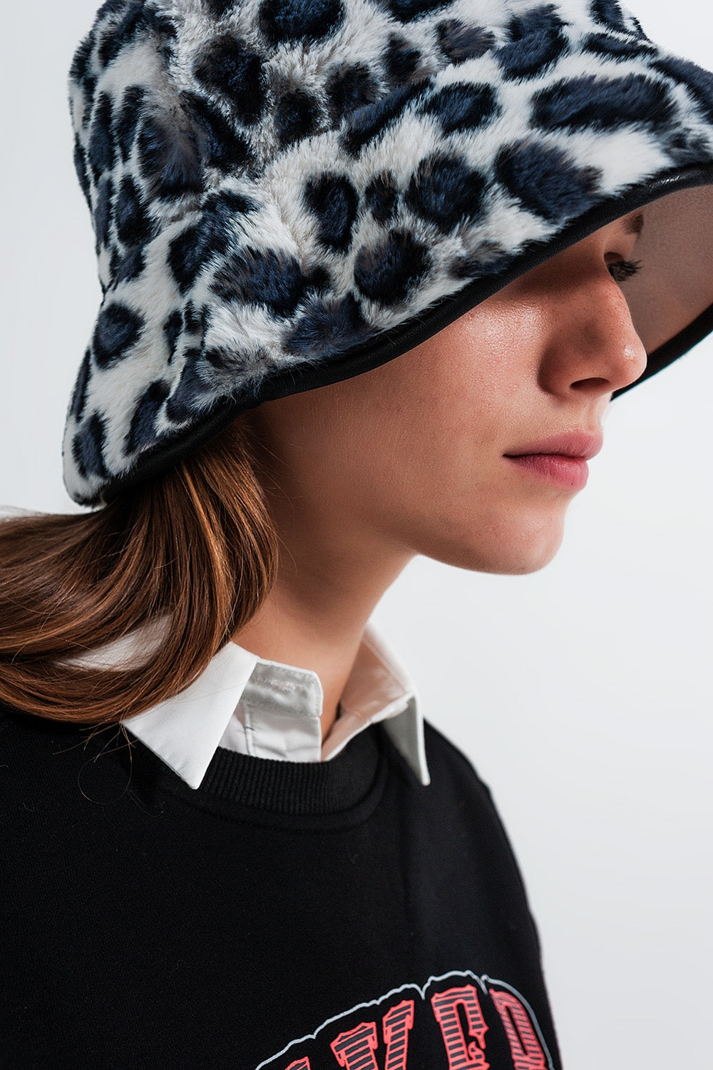 Sombrero de pescador con estampado animal en gris Q2
