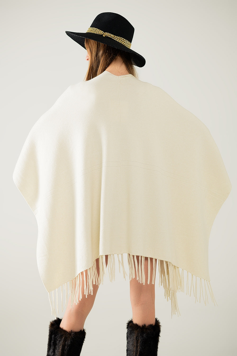 Suave poncho de punto beige con flecos Q2