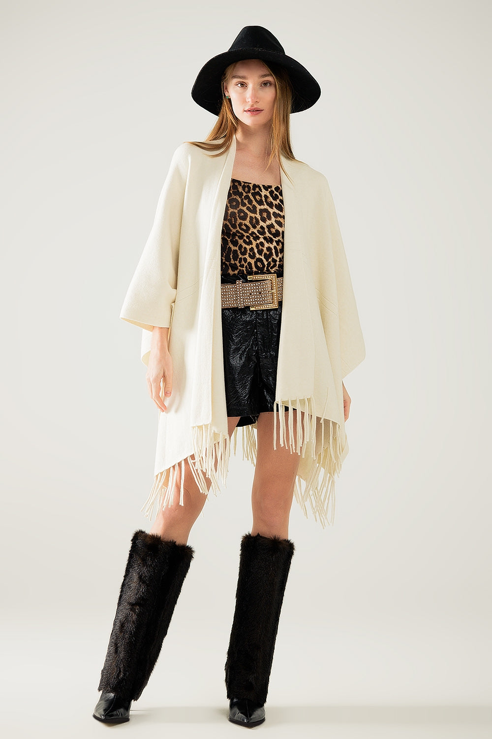 Suave poncho de punto beige con flecos Q2