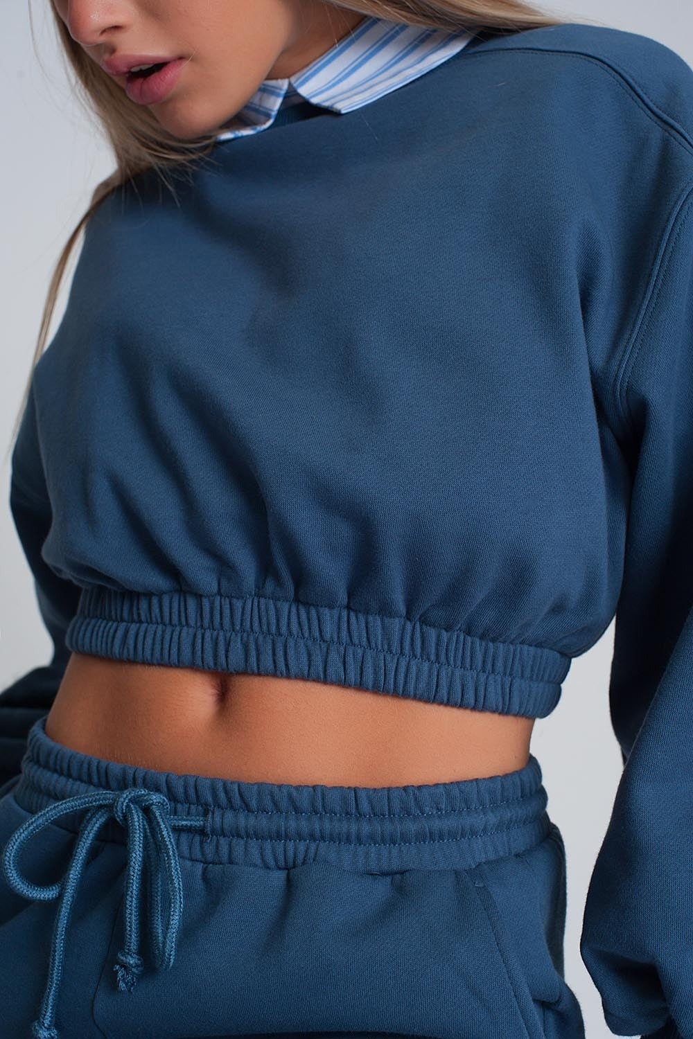Sudadera corta deportiva en azul Q2