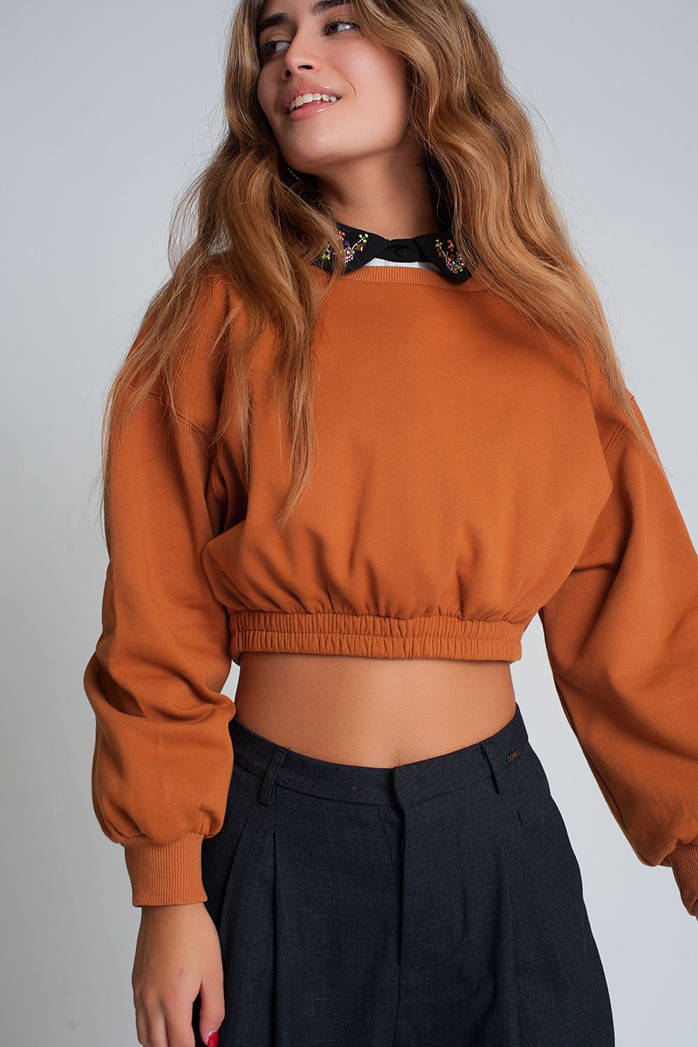 Sudadera corta deportiva en camel Q2