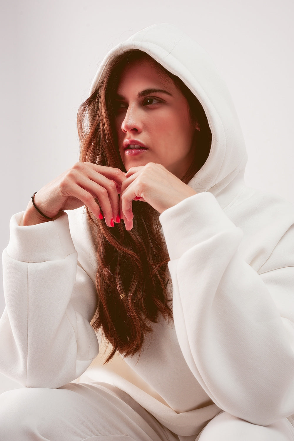 Sudadera crema con capucha estilo boyfriend Q2
