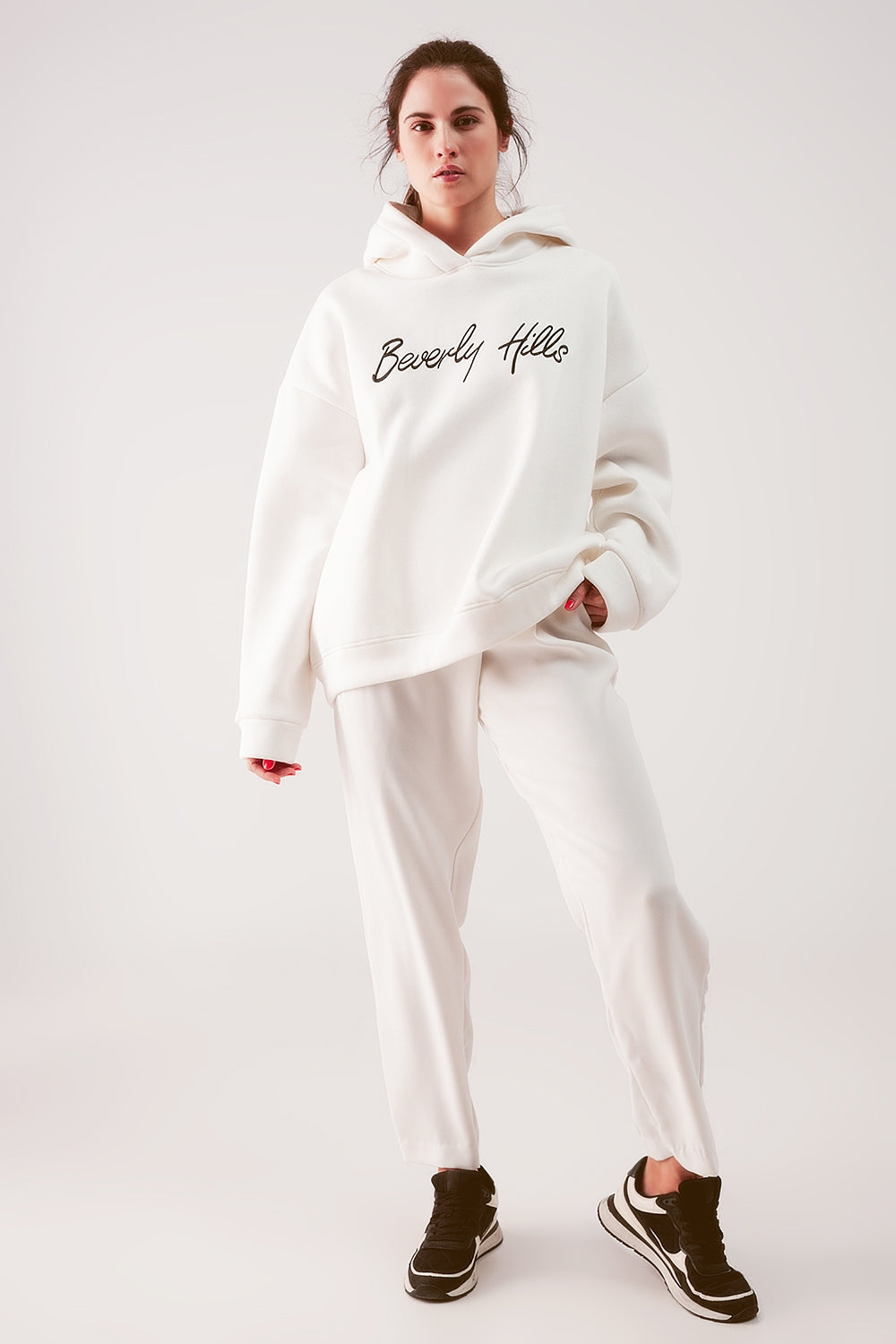 Sudadera crema con capucha estilo boyfriend Q2