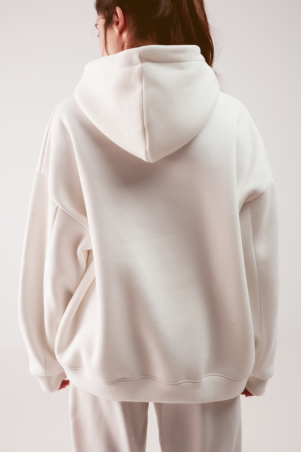 Sudadera crema con capucha estilo boyfriend Q2