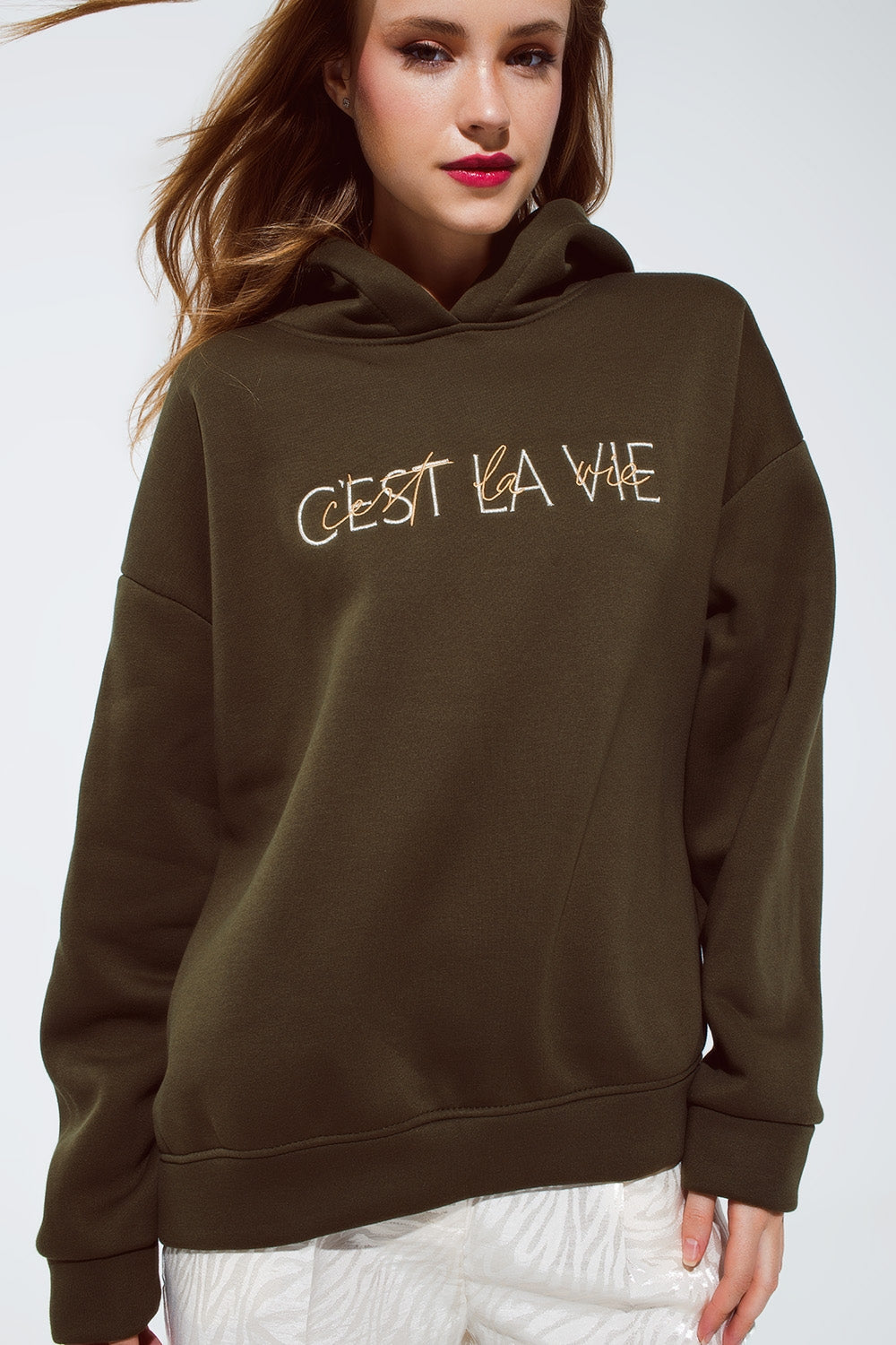 Sudadera de color caqui con texto bordado de Cest La Vie Q2
