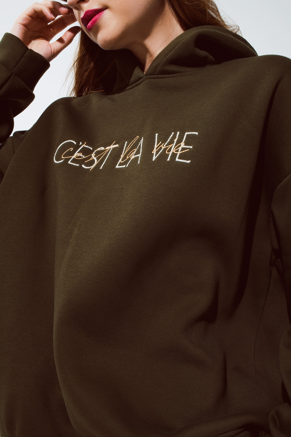 Sudadera de color caqui con texto bordado de Cest La Vie Q2