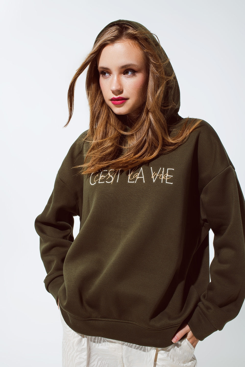 Sudadera de color caqui con texto bordado de Cest La Vie Q2