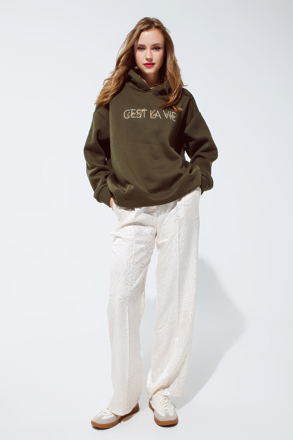 Sudadera de color caqui con texto bordado de Cest La Vie Q2