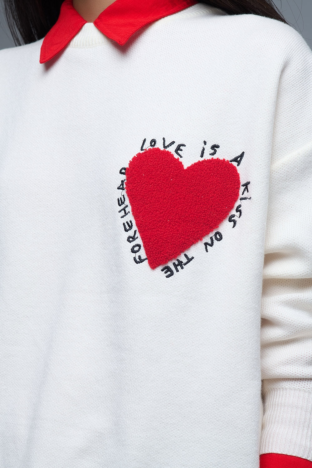 Sudadera De Punto con Corazón Bordado y Texto En Crema Q2