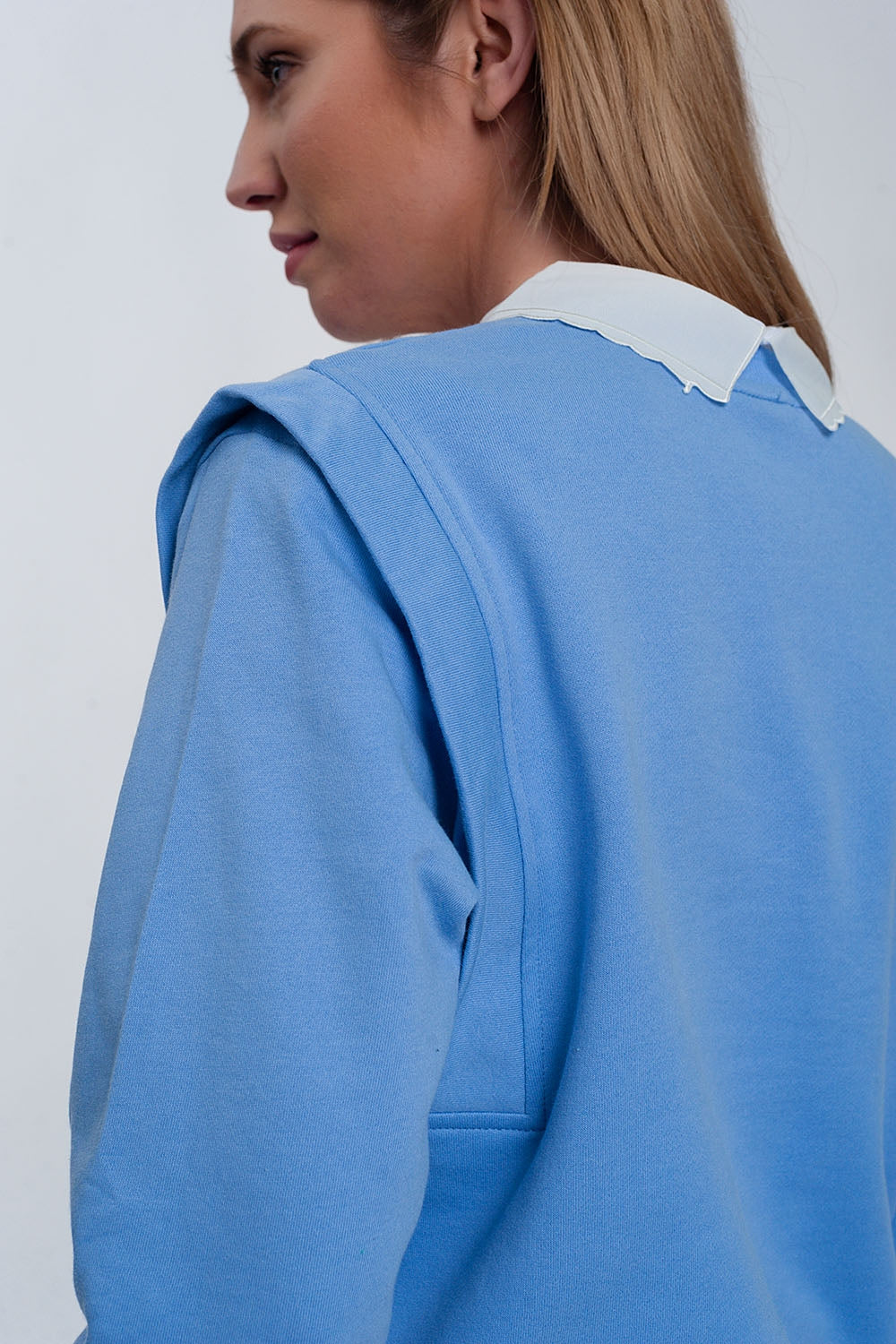 Sudadera estilo boyfriend con detalles llamativos en los hombros en color azul Q2