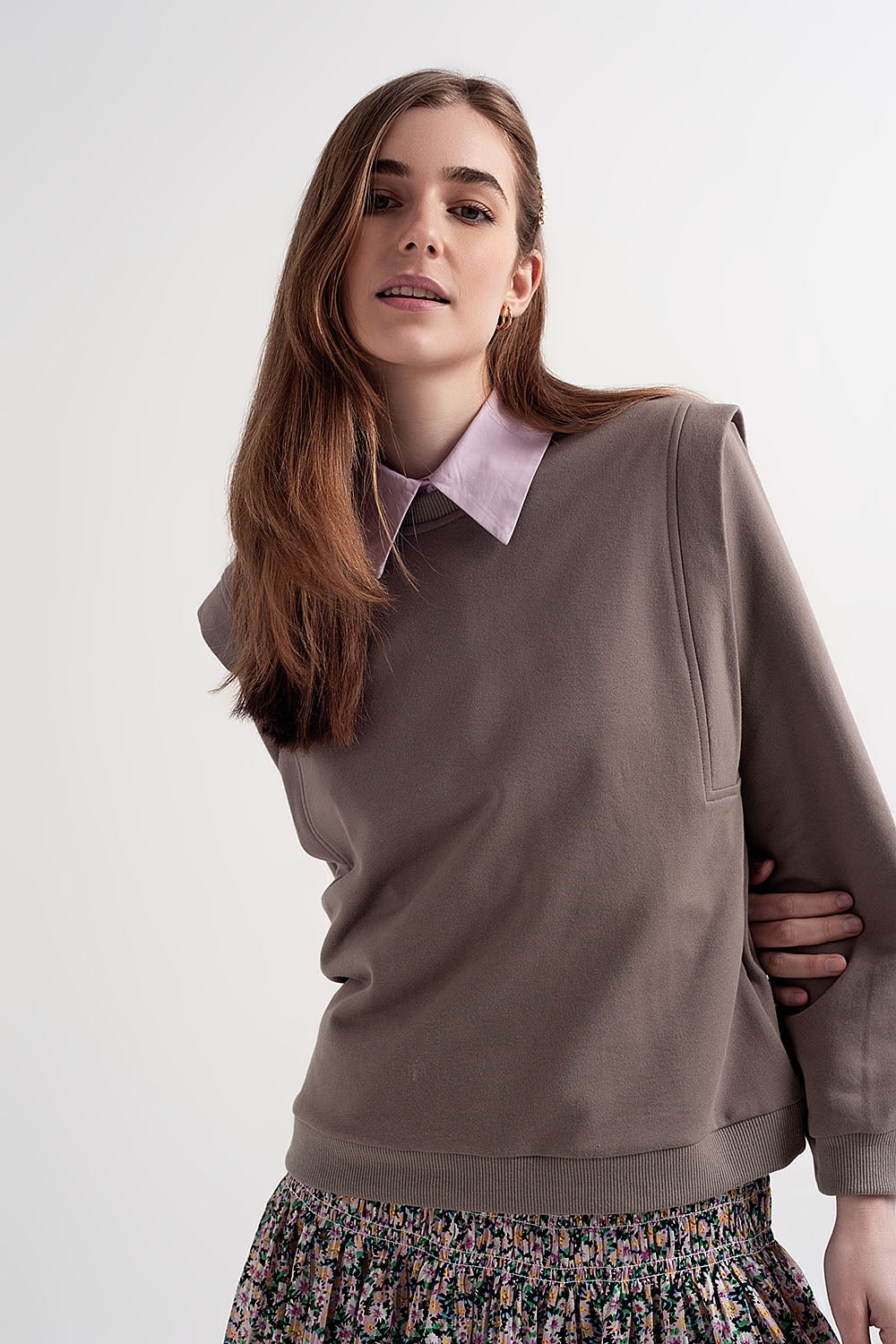 Sudadera estilo boyfriend con detalles llamativos en los hombros en color gris Q2