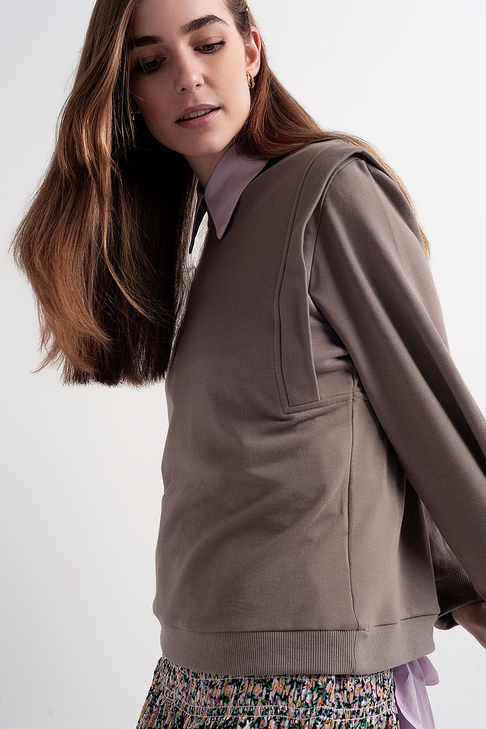 Sudadera estilo boyfriend con detalles llamativos en los hombros en color gris Q2