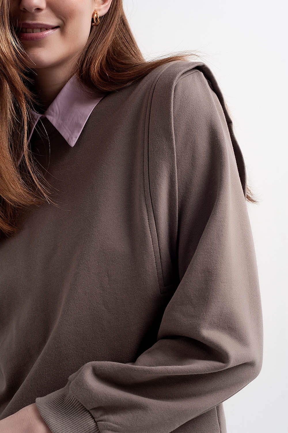 Sudadera estilo boyfriend con detalles llamativos en los hombros en color gris Q2