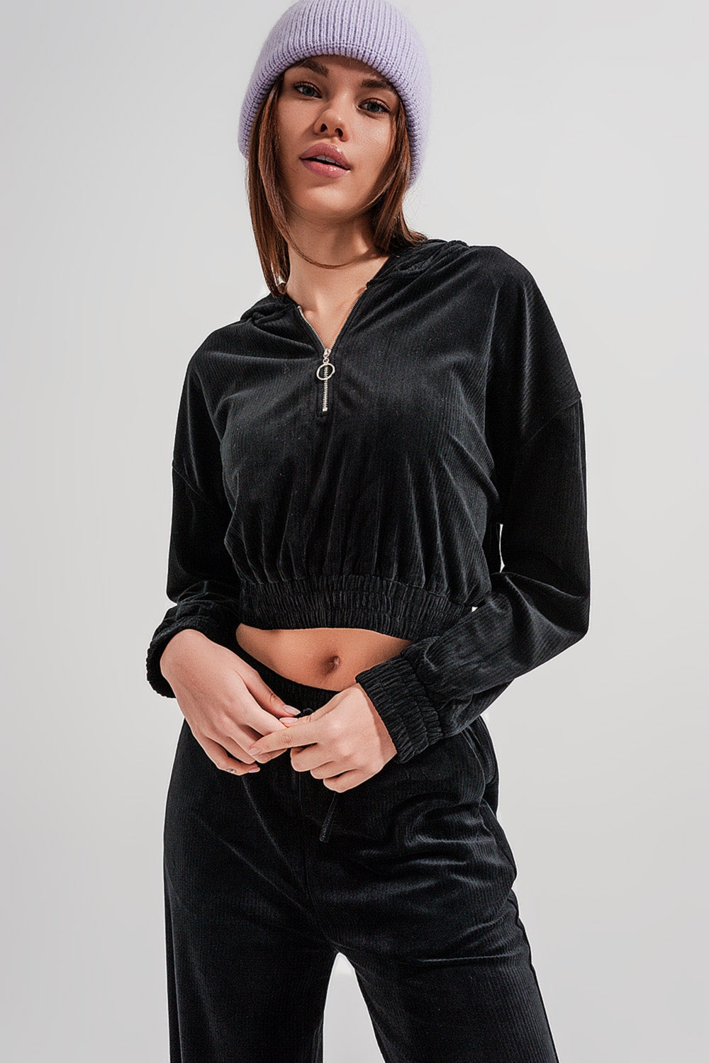 Sudadera negra con capucha y cremallera Q2