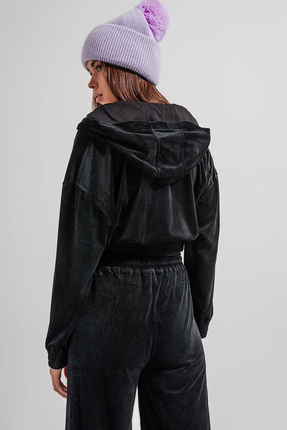 Sudadera negra con capucha y cremallera Q2