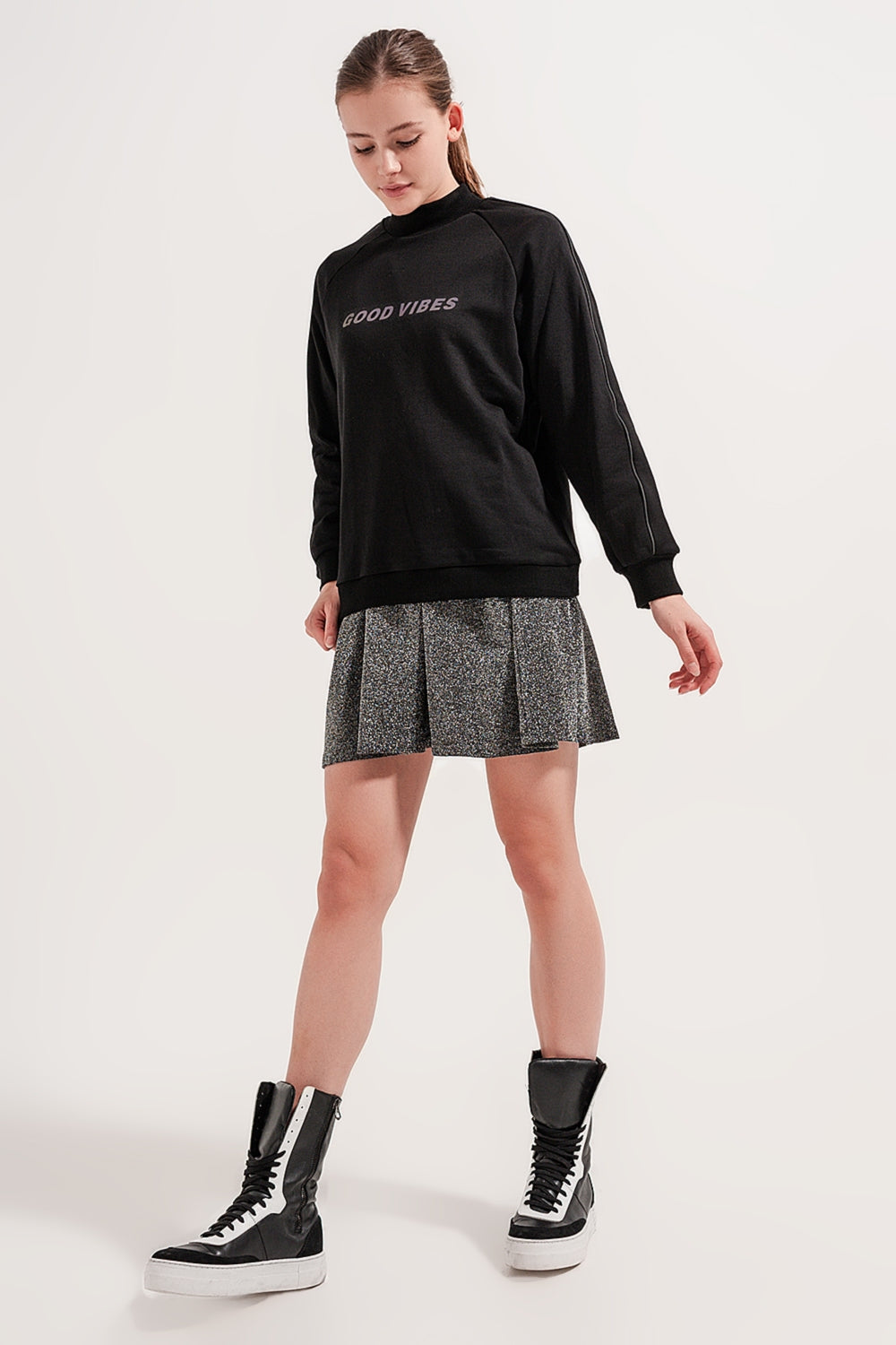 Sudadera negra con cuello subido Q2