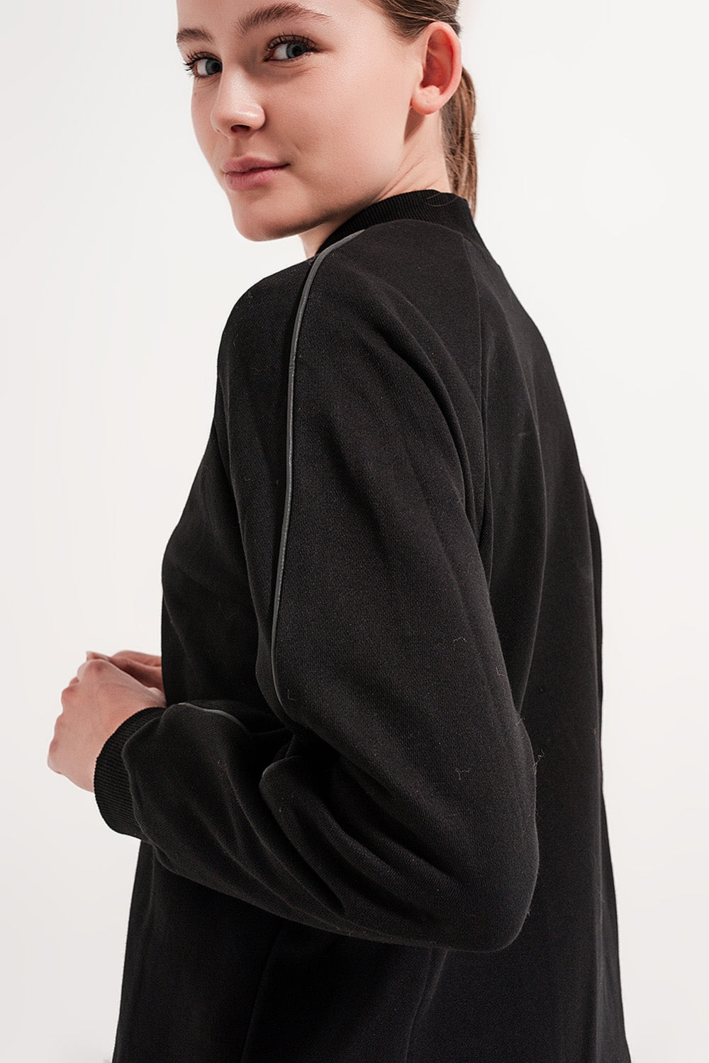 Sudadera negra con cuello subido Q2