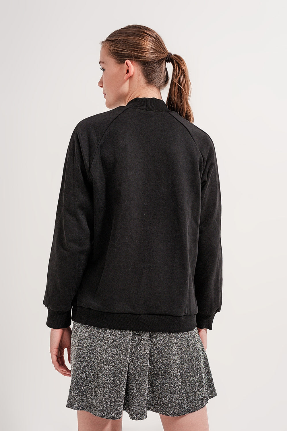 Sudadera negra con cuello subido Q2