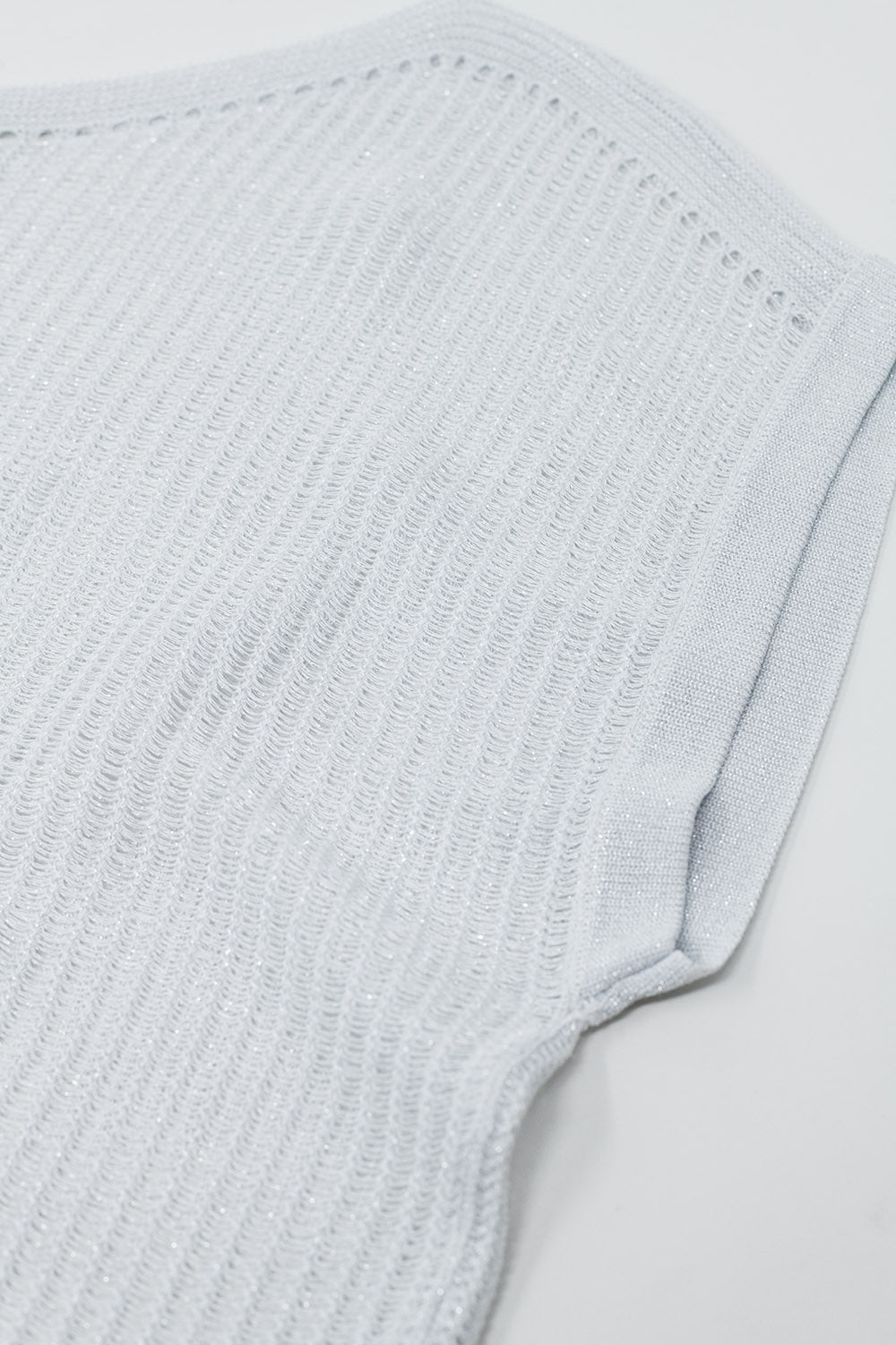 Suéter acanalado con cuello de barco y mangas cortas en color blanco Q2
