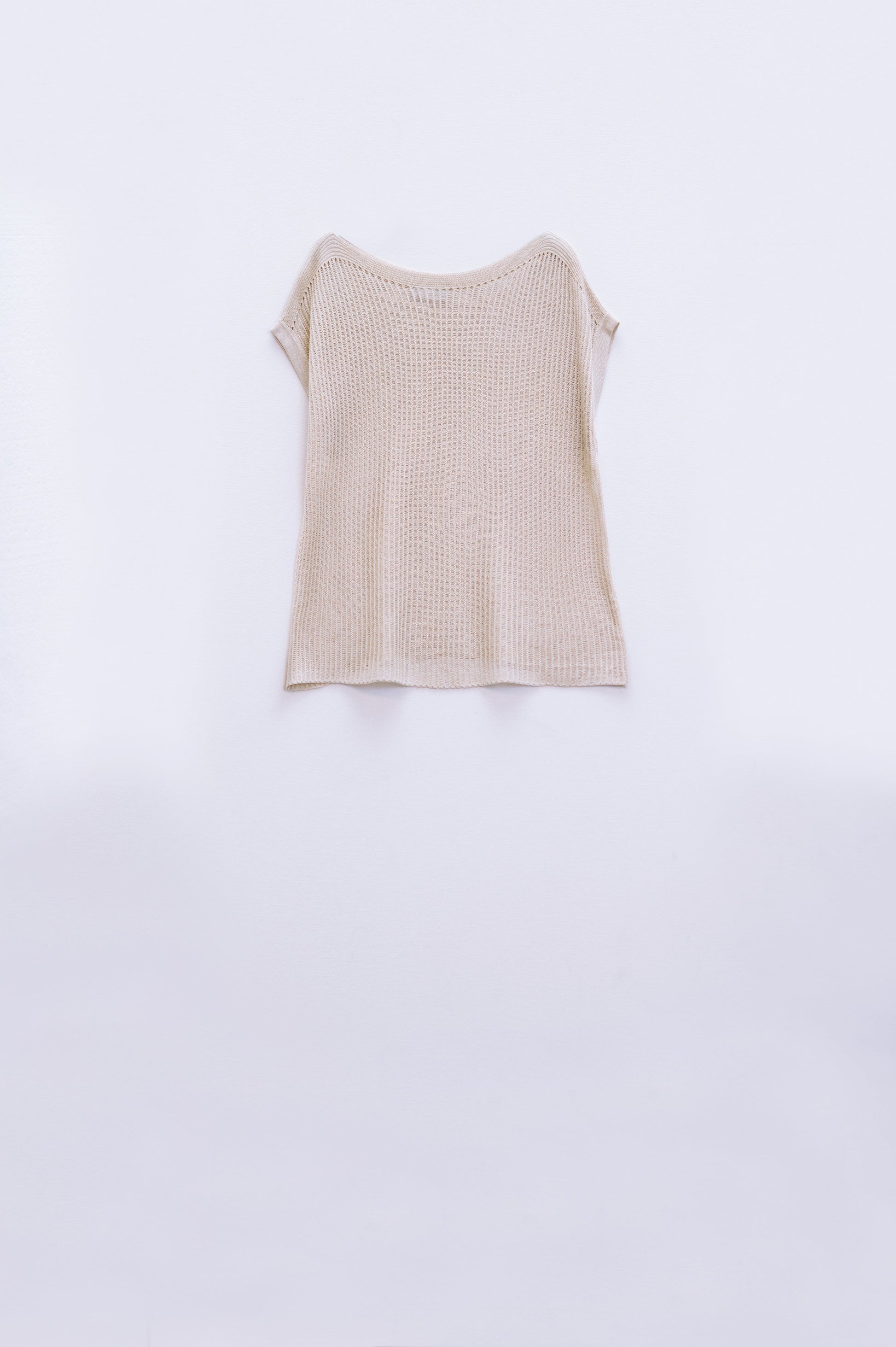 Suéter acanalado de cuello bote con mangas cortas en beige Q2
