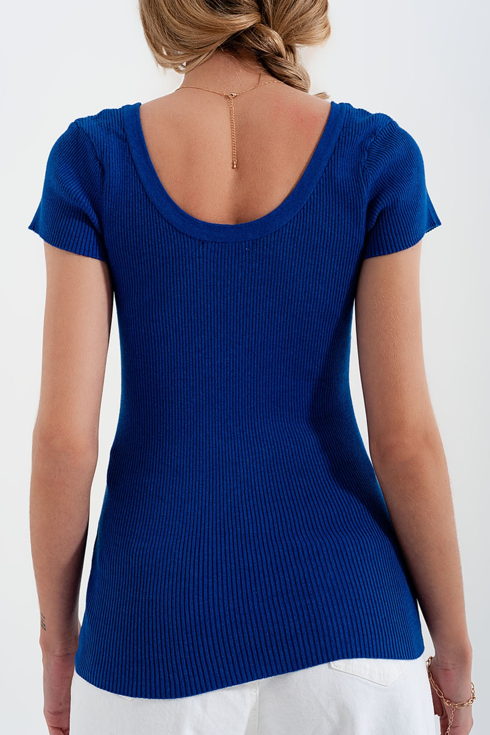 Sueter ajustada de punto de canalé con cuello redondo en azul Q2