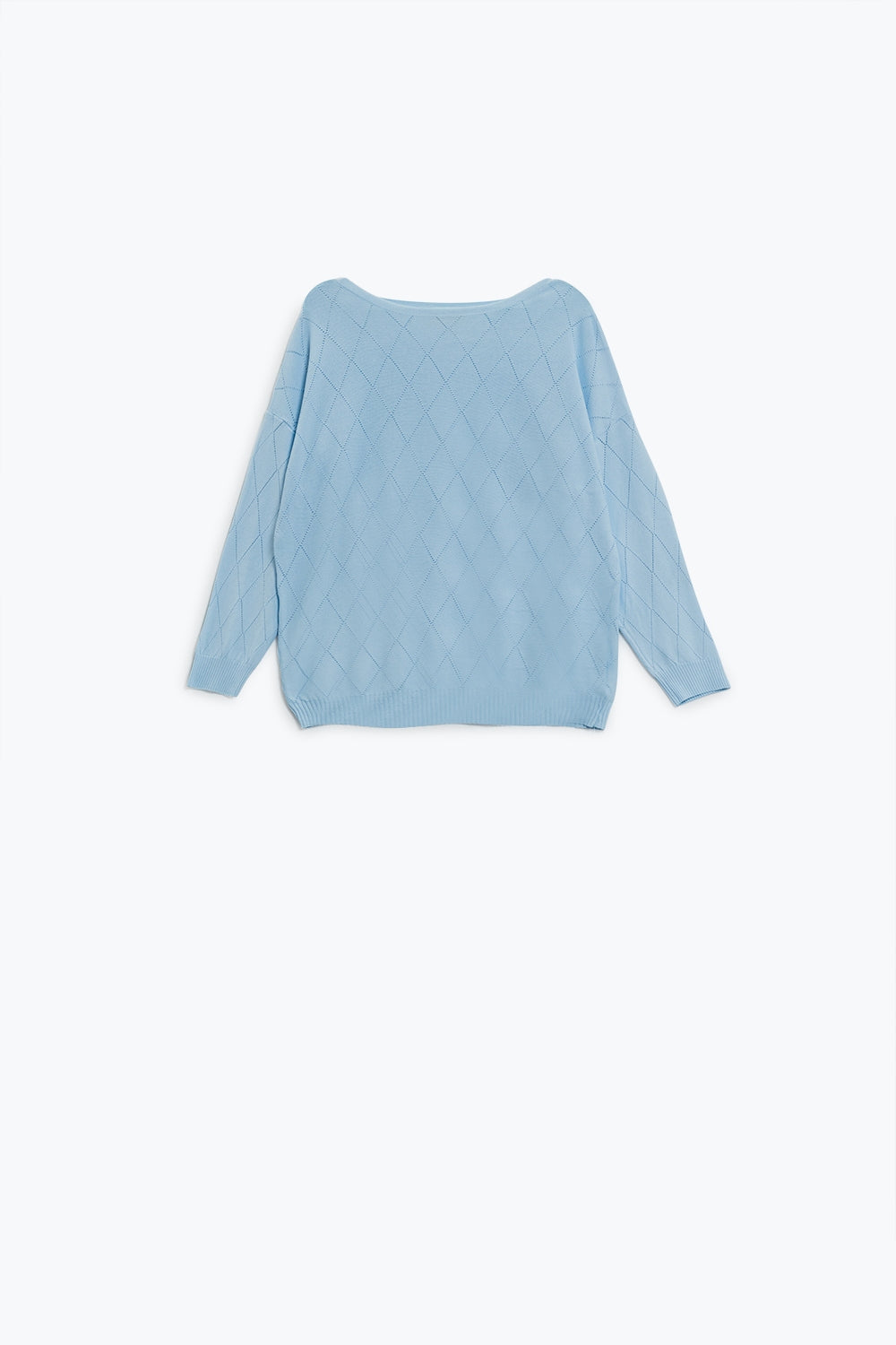 Q2 Suéter azul claro con estampado de rombos y cuello barco