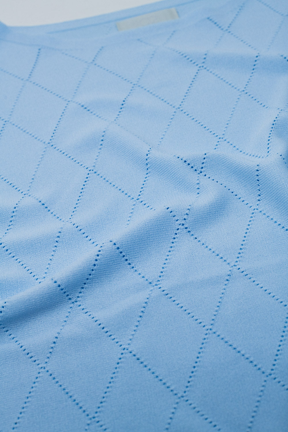 Suéter azul claro con estampado de rombos y cuello barco Q2