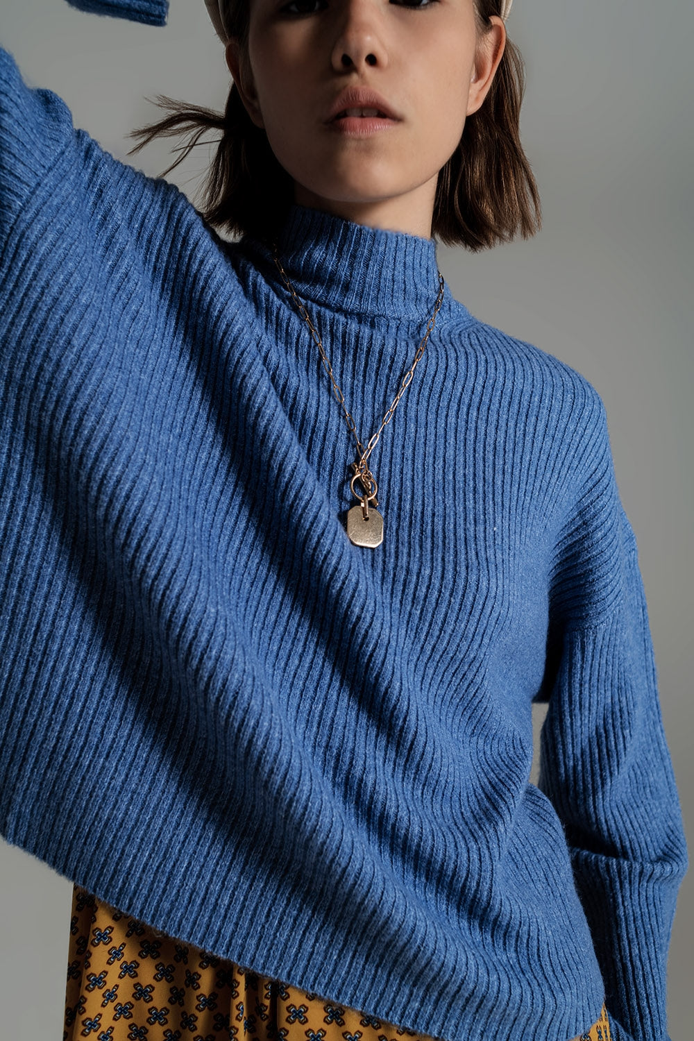 Suéter azul de cuello alto acanalado y suave Q2