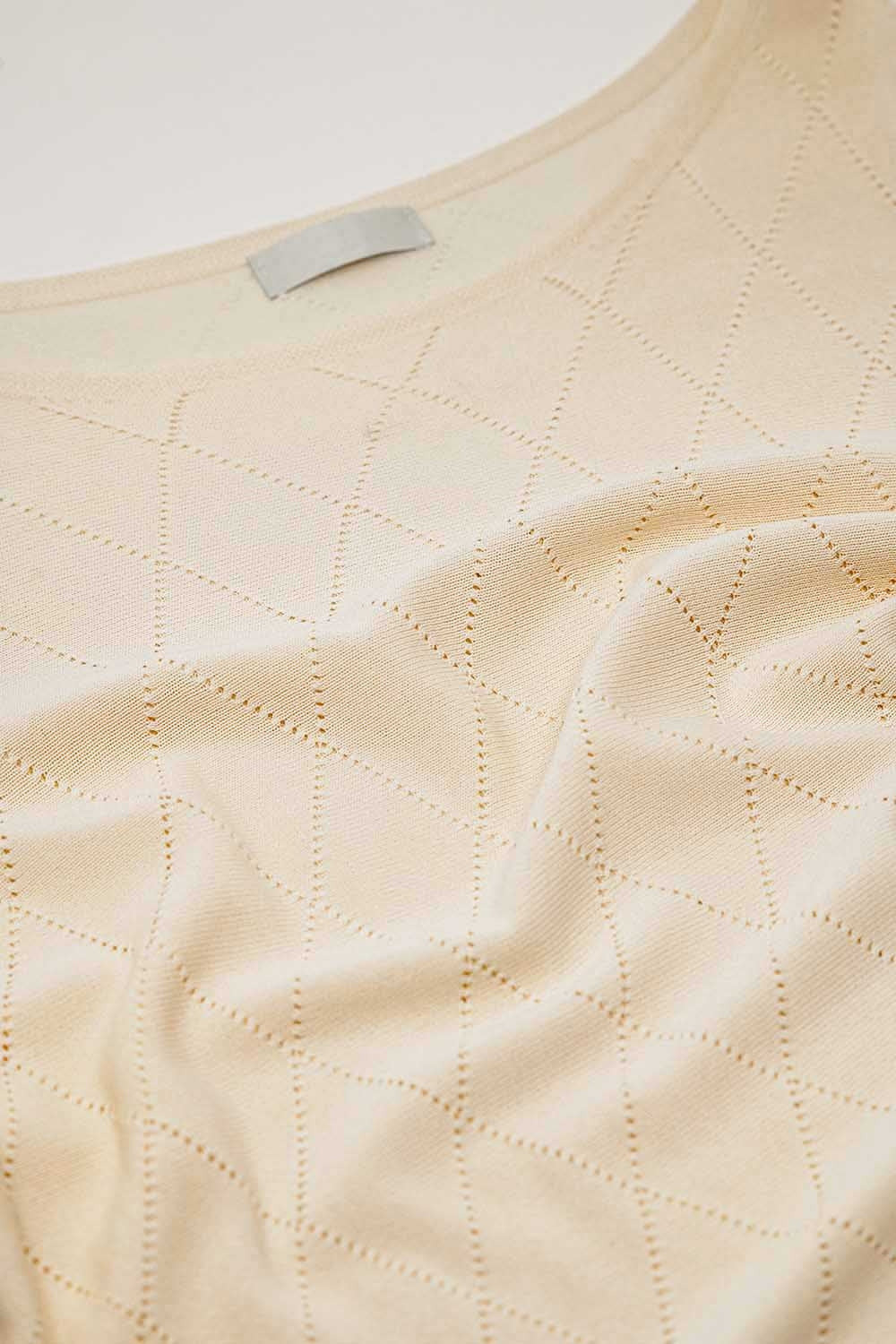Suéter beige con estampado de rombos y cuello barco Q2