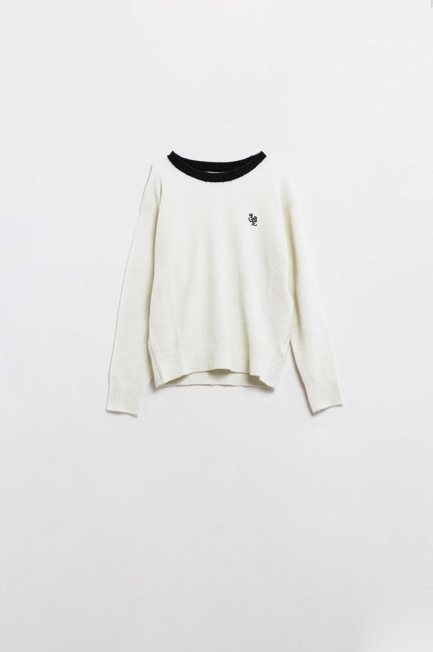 Suéter blanco con cuello en contraste y logo Love en el pecho. Q2