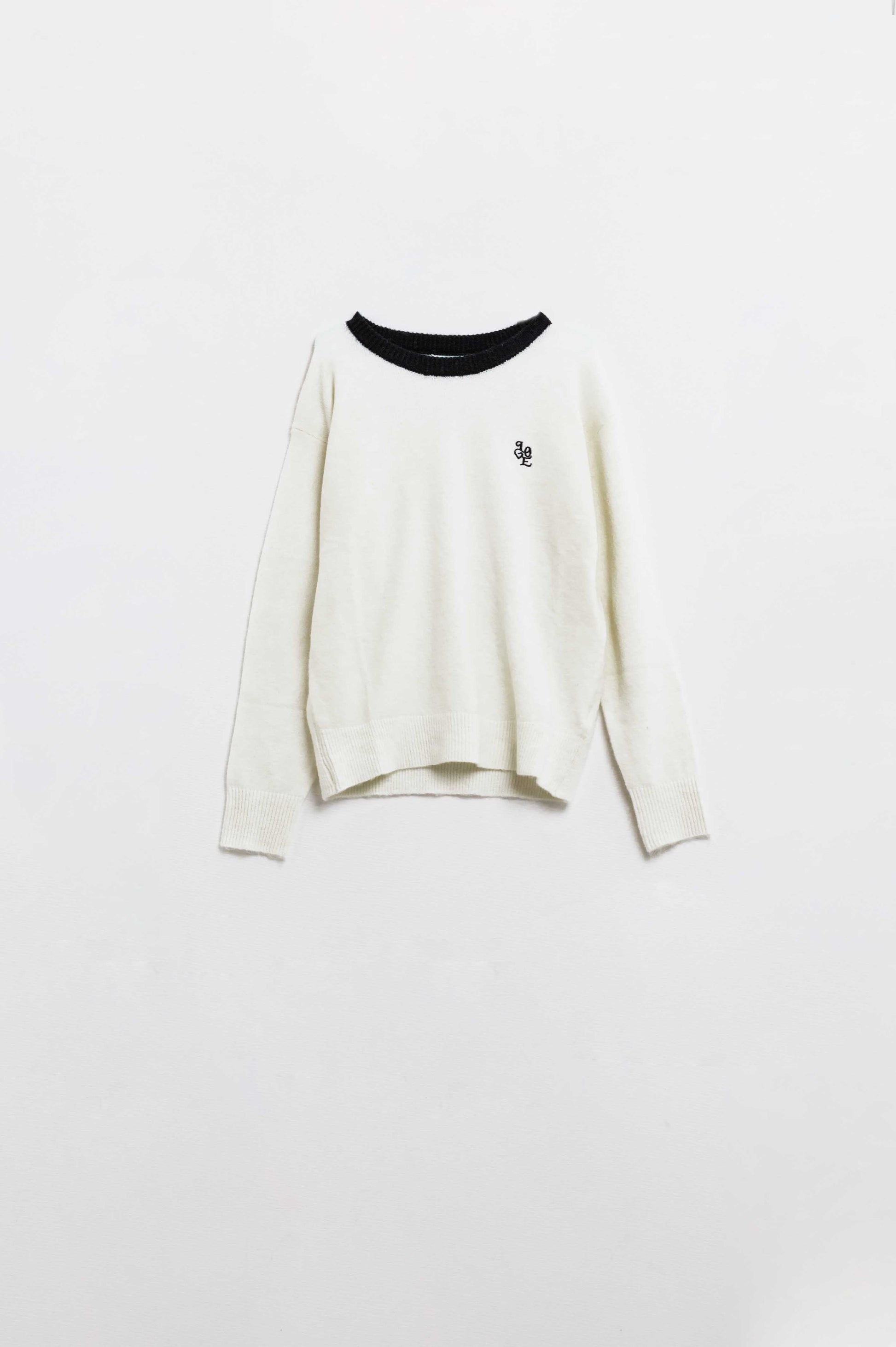 Suéter blanco con cuello en contraste y logo Love en el pecho. Q2