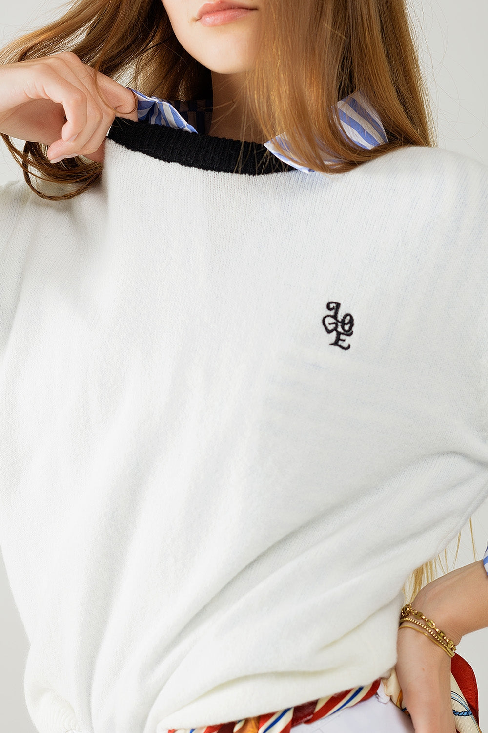 Suéter blanco con cuello en contraste y logo Love en el pecho. Q2