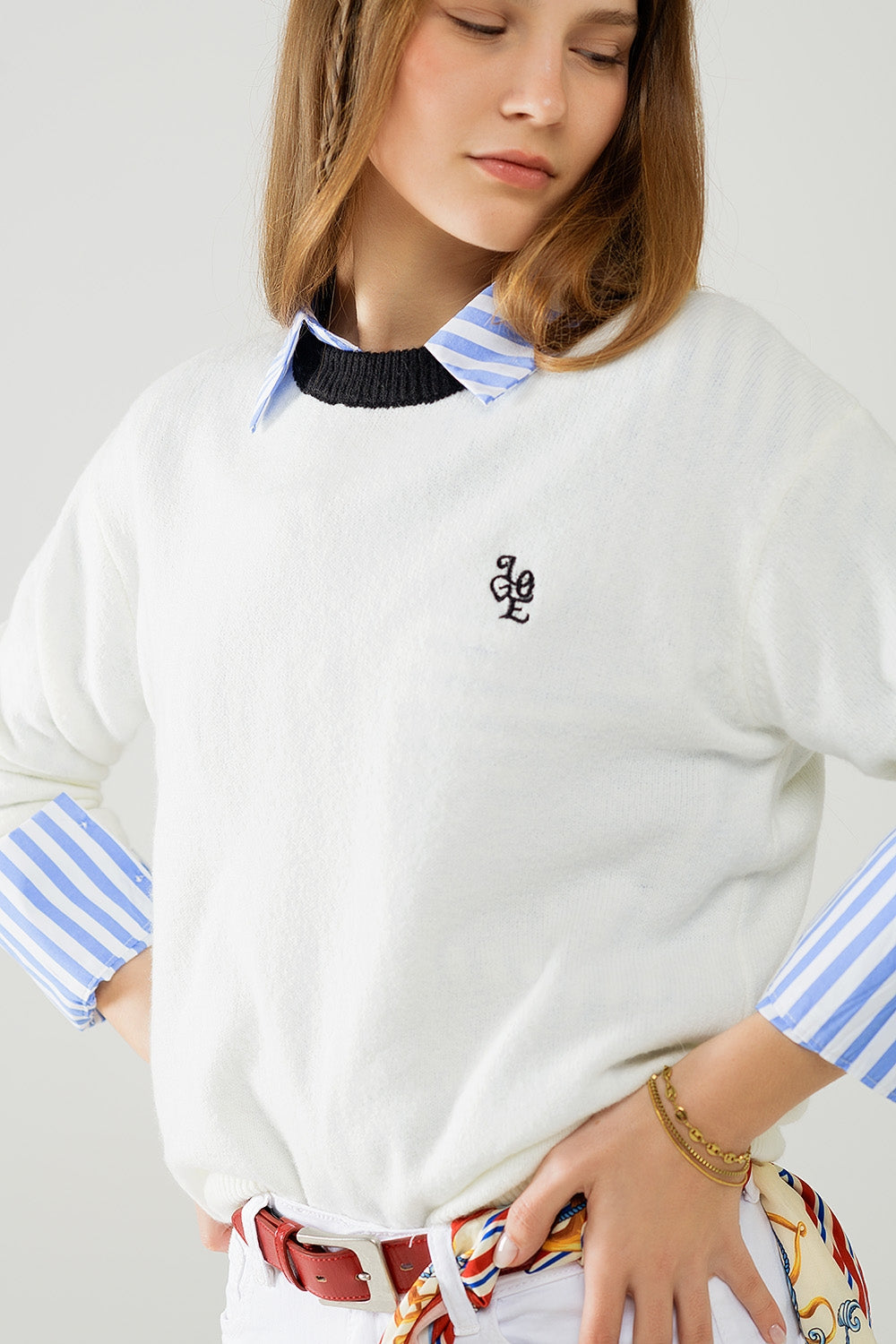 Suéter blanco con cuello en contraste y logo Love en el pecho. Q2