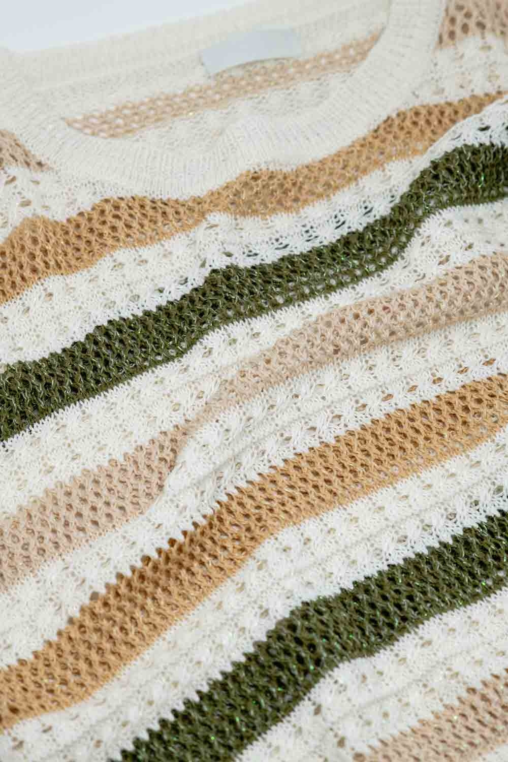 Suéter blanco de crochet con cuello barco y mangas largas con rayas marrones Q2