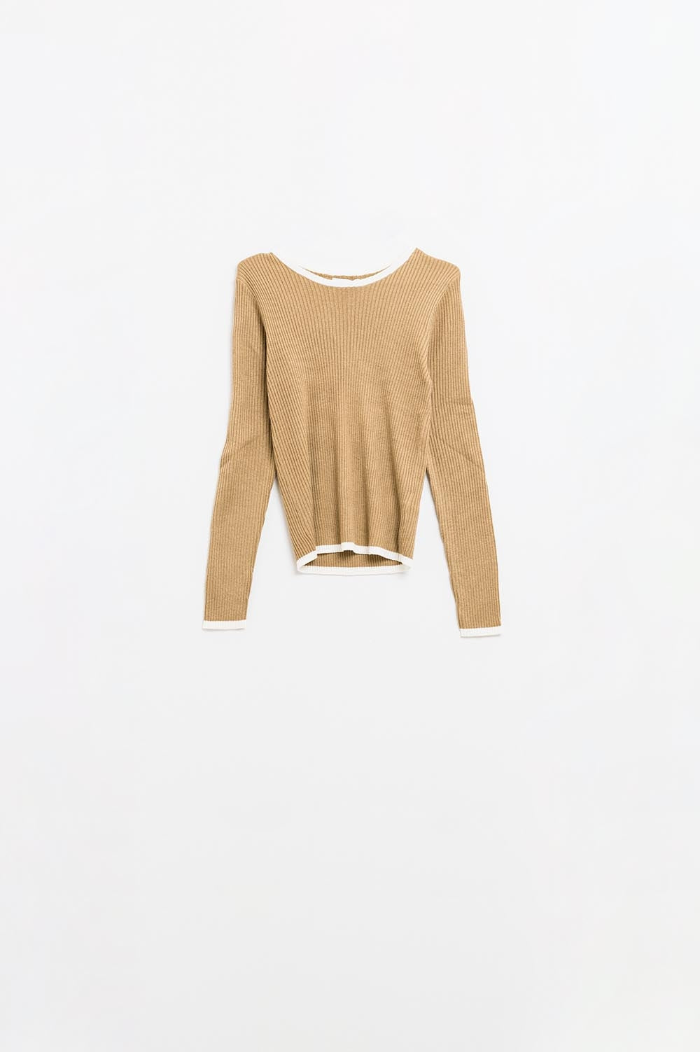 Suéter casual de canalé en color camel con detalle de ribete blanco Q2