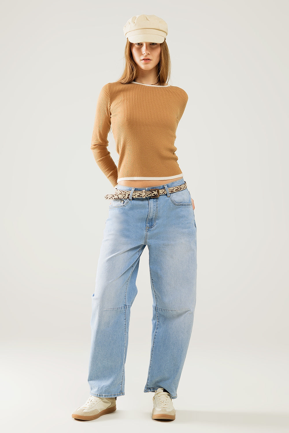 Suéter casual de canalé en color camel con detalle de ribete blanco Q2