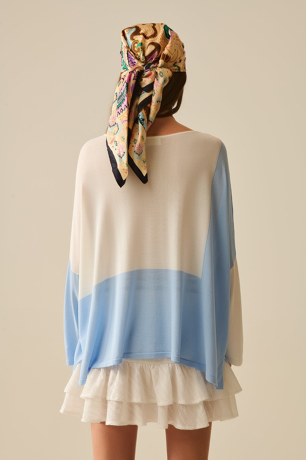 sueter color block con mangas de murcielago En Blanco y azul Q2