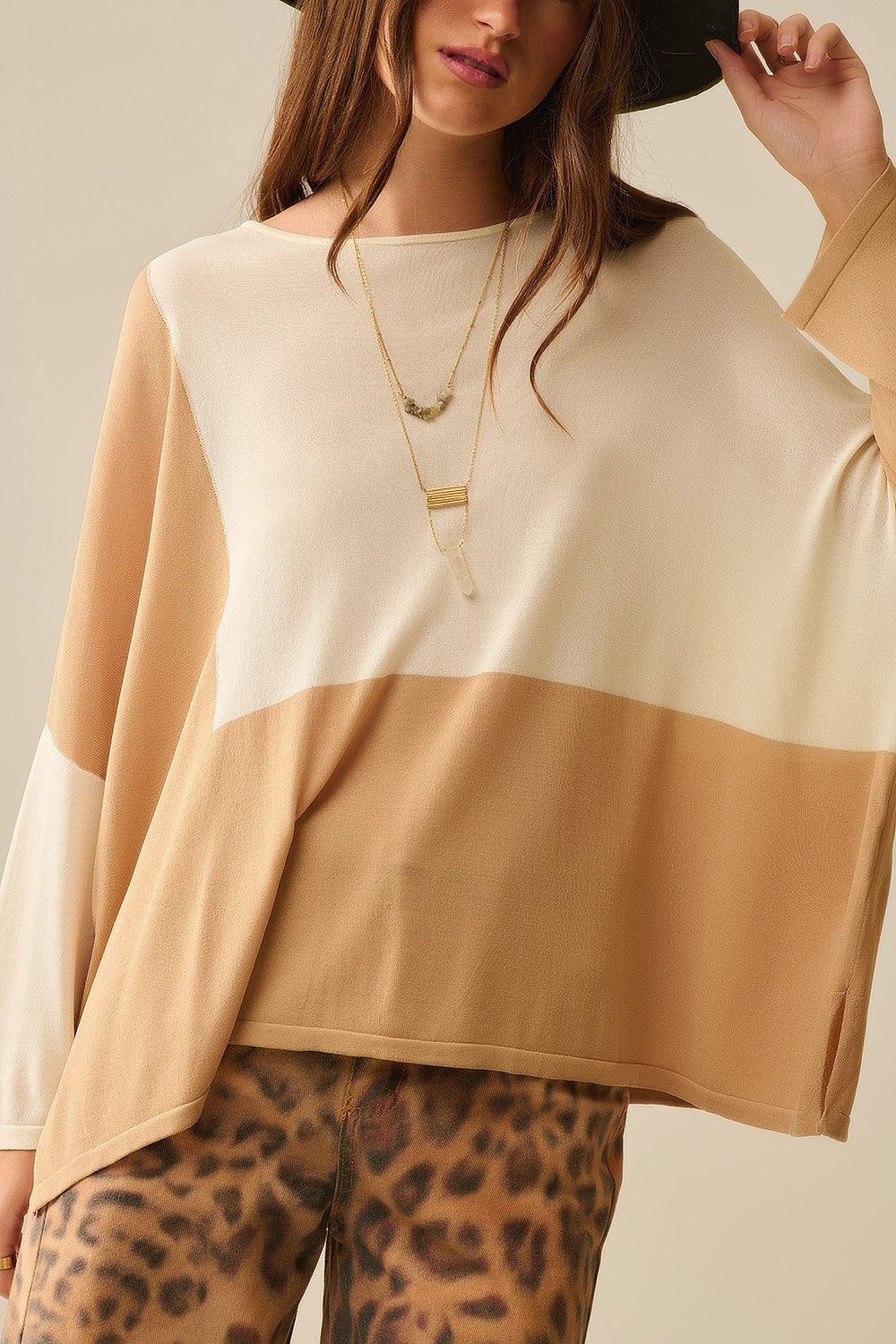 sueter color block con mangas de murcielago En Blanco y camel Q2